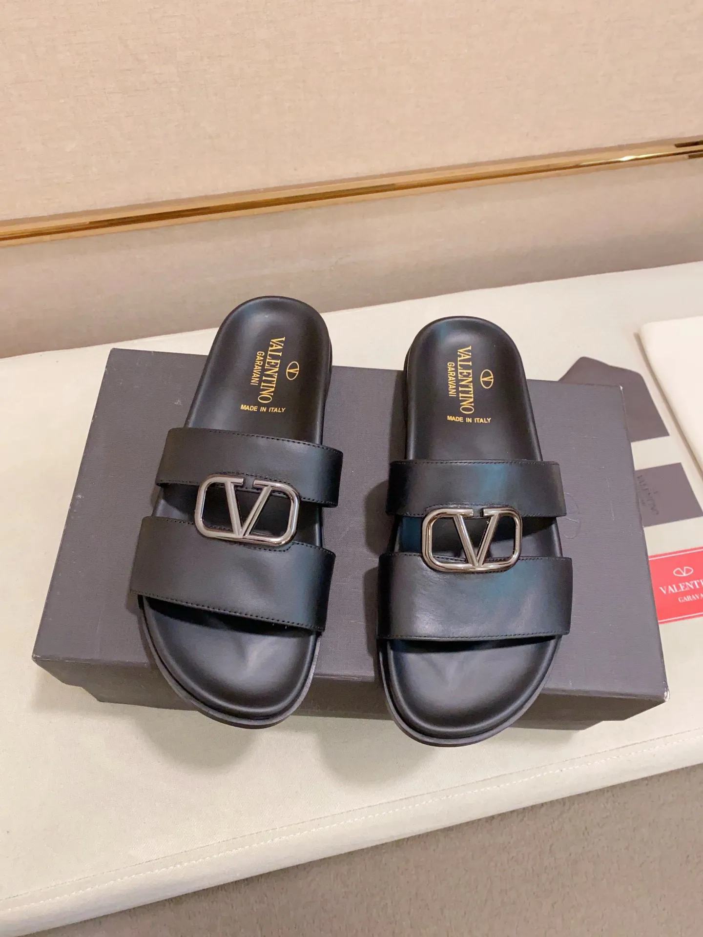 Men's shoes💰: 440💰[Valentino] New men's boutique slippers, counter quality, classic plaid, the actual workmanship is quite complex🔰The uppers are made of imported fabrics➕🐑Sheepskin lining, which tests the craftsman's craftsmanship➕original PU outsole. Size: 38-44 (45 can be customized, non-refundable)